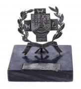 Lote 5 - TROFÉU ULTRAMARINO EM PRATA 833, SÉC. XX - Com brasão de armas e a inscrição "Salvar da Morte os que à Pátria Dão a Vida". Com placa dedicada a um Tenente Coronel dos S. A. M., Luanda 18-02-1964. Assente em base de mármore. Peso: 95 g (aprox.). Dim: 10x10x10 cm. Nota: sinais de manuseamento