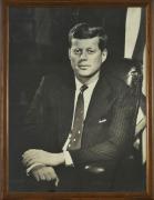 Lote 15 - JOHN F. KENNEDY (1917-1963) - Fotografia a preto e branco, anos 50/60, motivo “John F. Kennedy”, com 45x34 cm (moldura com 48,5x37 cm). Nota: John Fitzgerald Kennedy foi o 35° presidente dos Estados Unidos e é considerado uma das grandes personalidades do século XX
