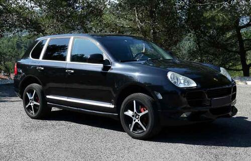 Lote 6090 - PORSCHE - Modelo Cayenne, preto, ano 2005, 192.868 km, 3.189 c.c., 250 cv, combustível gasolina com sistema de GPL instalado e aprovado para parqueamento em espaços fechados. Veículo similar á venda por € 23.850. Registo e matrícula Espanhóis.