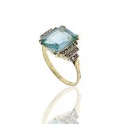 Lote 6018 - ART DECO, ANEL DE ESPINELA 5.00 CT E DIAMANTES EM OURO BICOLOR 19.2 KT - Toque 800. Cravejado ao centro com Espinela azul em talhe rectangular e 22 Diamantes em talhe rosa. Peso: 5,28 g. Tam: 19. Apresenta estojo. Nota: sinais de uso, com marcas de contraste. Peso da espinela aproximado. Apresenta estojo