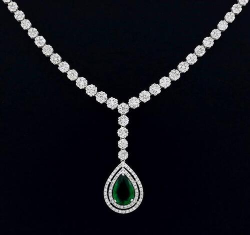 Lote 6055 - GARGANTILHA DE DIAMANTES EM OURO BRANCO 18 KT - Toque 750. Cravejada com cerca de 400 Diamantes de elevada pureza em talhe brilhante redondo e 1 Zircónia de cor verde transparente VVS, com 3.00 ct em talhe brilhante pera. Peso: 23,53 g. Dim: 4