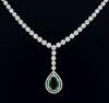 Lote 6055 - GARGANTILHA DE DIAMANTES EM OURO BRANCO 18 KT - Toque 750. Cravejada com cerca de 400 Diamantes de elevada pureza em talhe brilhante redondo e 1 Zircónia de cor verde transparente VVS, com 3.00 ct em talhe brilhante pera. Peso: 23,53 g. Dim: 4 - 4