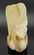 Lote 6058 - ARTE TRÍBAL AFRICANA, BUSTO EM MARFIM - Representando figura feminina com decoração entalhada. Busto similar foi vendido por € 1.600 na Oportunity Leilões. Peso: 2.440. Dim: 25 cm. Nota: Séc. XX, década de 50/60. Sinais de uso. Consultar valor indicativo em https://oportunityleiloes.auctionserver.net/view-auctions/catalog/id/1939/lot/704078/