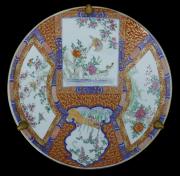 Lote 6068 - PRATO DE GRANDES DIMENSÕES EM PORCELANA DO JAPÃO - Período Meiji (1867-1912). Decoração Imari e reservas policromadas com pássaros e flores. Reverso decorado a azul. Dim: 68,5 cm. Prato de época e dimensões similares à venda por € 2.888. Consultar valor indicativo em https://www.1stdibs.com/furniture/dining-entertaining/platters-serveware/19th-century-oversized-imari-charger/id-f_8153763/