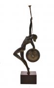 Lote 18 - ESTATUETA EM BRONZE - Representação de figura feminina com escudo e trompeta assente em base quadrangular. Dim: 33,5 cm. Nota: sinais de armazenamento