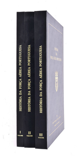 Lote 4 - HISTÓRIA DA FORÇA AÉREA PORTUGUESA, LIVROS - 3 Vols. (completo). Por Edgar Pereira da Costa Cardoso. Exemplares idênticos encontram-se à venda por € 350. Editora: Cromocolor, Lisboa, 1981-1984. I Vol.: 302 p., II vol.: 362. III vol.: 536 págs. Di