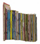 Lote 54 - CONJUNTO DE LIVROS DE BANDA DESENHADA - Composto por 65 vols, da Disney, super-heróis entre outros. Dim: 21x14 cm. Encadernações de capa de brochura. Nota: sinais de manuseamento, rasgos e manchas