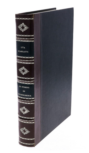 Lote 149 - OS HOMENS DE ALFARROBEIRA, LIVRO - Por Lita Scarlatti. Exemplar idêntico encontra-se à venda por € 60. Prémio Laranjo Coelho, 1972, da Academia das Ciências de Lisboa. Editora: Imprensa Nacional Casa da Moeda, Lisboa, 1980. 461 Págs. Dim: 29x20