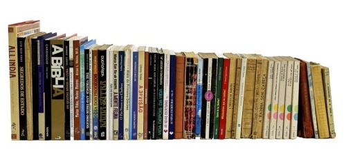 Lote 167 - CONJUNTO DE LIVROS DIVERSOS - 50 Vols. de diversos títulos, autores e editoras, tais como: "Eurico o Presbytero"; "Sabedoria Infinita"; "O Vestido Cor de Fogo"; "Maria Moisés"; "Os Segredos de Estado"; "O Marquês de Pombal"; "Romeu e Julieta", 