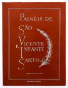 Lote 244 - PAINÉIS DE SÃO VICENTE E INFANTE SANTO – Por Jorge Segurado. Exemplar idêntico encontra-se à venda por € 120. Editora: Editorial Notícias, EPNC, Lisboa, 1984. 159 Págs. Dim: 37x27 cm. Encadernação cartonada do editor com ferros a ouro e sobrecapa. Ilustrado e com esquemas gráficos da disposição dos painéis. Contém painel desdobrável. Nota: exemplar bem estimado. Consultar valor indicativo em http://www.castroesilva.com/store/sku/1311JC012/paineis-de-sao-vicente-e-infante-santo