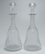 Lote 187 - FRASCOS EM VIDRO - par de frascos em vidro lapidado, de gargalo alto, de base redonda. Dimensão: 35x14ø cm. Sinais de uso
