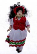 Lote 5 - BONECA DE PORCELANA - Hungria. Boneca em porcelana vestida com roupas representativas dos trajes regionais do seu pais, com aproximadamente 21 cm de comprimento. Nota: sinais de armazenamento