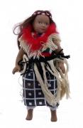 Lote 21 - BONECA DE PORCELANA - Nova Zelândia. Boneca em porcelana vestida com roupas representativas dos trajes regionais do seu pais, com aproximadamente 20,5 cm de comprimento. Nota: sinais de armazenamento