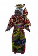 Lote 26 - BONECA DE PORCELANA - Madagáscar. Boneca em porcelana vestida com roupas representativas dos trajes regionais do seu pais, com aproximadamente 21,5 cm de comprimento. Nota: sinais de armazenamento