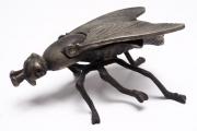 Lote 21 - CINZEIRO - MOSCA - em metal prateado, cinzeiroem forma de mosca. Dimensão: 7x8,5x17 cm. Sinais de uso
