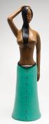 Lote 84 - BONECA DE BARRO - boneca decorativa de figura feminina semi-nua em barro pintado à mão, com saia verde. Dimensão: 62 cm de altura. Pequenas marcas