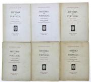 Lote 2024 - HISTÓRIA DE PORTUGAL, LIVROS - 6 Vols. Por Luiz Gonzaga de Azevedo. Conjunto idêntico encontra-se à venda por € 120. Prefácio de Domingos Maurício Gomes dos Santos. Editora: Edições Bíblion, Lisboa, 1939-1944. Dim: 24,5x18,5 cm. Com carimbo de posse. Encadernação de capa de brochura. Nota: falhas e defeitos. Exemplares por abrir. Consultar valor indicativo em http://www.castroesilva.com/store/sku/1302IM040/historia-de-portugal