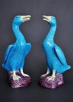 Lote 79 - Par de patos em porcelana Chinesa policromada em tons de azul e castanho, com 16cm de altura