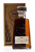 Lote 3005 - TEQUILA 1800 EDICION DEL NUEVO MILENIO - Garrafa de Tequila, 1800, Edicion del Nuevo Milenio, Gran Reserva, Tequila Anejo, México, (750ml - 40%vol.). Nota: garrafa numerada 200/288. garrafa idêntica à venda por € 1.700 (USD 1.999). Em caixa de madeira original, com certificado. Consultar valor indicativo em http://www.a1liquor.com/1800-milenio-gran-reserva-tequila-no-219-288-750ml/