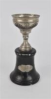 Lote 85 - Taça em prata com base de madeira, com inscrição "G. C. L. P. 3º Classificado 1964, com 24 cm de comprimento, Nota: usado com desgaste