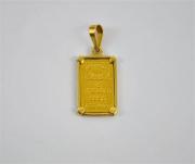 Lote 691 - Pendente de ouro, com barra de ouro fino 999,9 de 1gr com cunho da Ramico Swiss, com 2cm de altura e o peso de 1,7gr