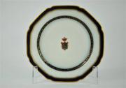 Lote 796 - Magnífico prato Armoriado e numerado, em porcelana Vista Alegre (1922-1947), com Brasão Real pintado à mão em policromia, friso dourado, com 21 cm 