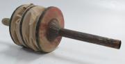 Lote 119 - ENXOFRADEIRA - Enxofradeira antiga em madeira e ferro com fole em couro bege. Dimensão: 46x16ø cm. Sinais de uso