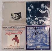 Lote 193 - CONJUNTO DE 4 DISCOS VINIL 33rpm VARIADOS- Conjunto composto por Fleetwood Mac, Art garfunkel, The Woman in Red OST e Beethoven. Não testados, sinais de uso, podem apresentar riscos ou empenos