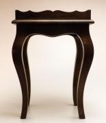 Lote 22 - MESA DE APOIO - mesa de apoio em madeira, de tampo retangular com bordo alto recortado e com pernas curvas. Dimensão: 59x42x33 cm. Sinais de uso