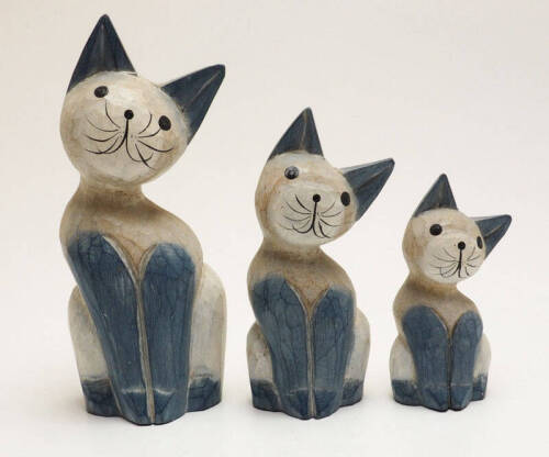 Lote 26 - CONJUNTO - composto por 3 gatos em madeira pintados à mão. Dim: 23,5x8,5 cm (gato maior). Dim: 8x6 cm (gato médio). Dim: 13,5x5 cm (gato peq.) . Nota: Bom estado