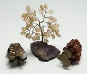 Lote 36 - CONJUNTO - composto por 1 bonsai com pedras quartzo. Dim: 11,5x7 cm. 2 cachos de uvas. 1 em diversas pedras. Dim: 9x4 cm. 2 em pedras ágata castanho. Dim: 9x4 cm. Nota: Bom estado