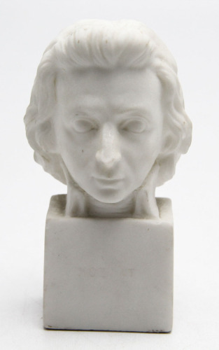 Lote 70 - BUSTO BRANCO MOZART - em pó de mármore. Made Itália. Dim: 6x3cm. Nota: O Busto tem ligeiro desgaste e na parte superior do nariz está um pouco danificada.