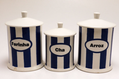 Lote 90 - POTES - conjunto com três potes para cozinha em cerâmica inglesa da marca Grindley, decoração Cabana Stripes de listas a azul e branco, para chá, arroz e farinha, marcados na base. Dimensão: 19 cm, 22 cm e 23 cm. Pequenos sinais de uso