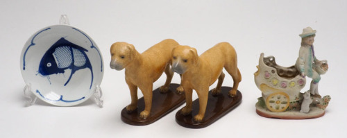 Lote 92 - DIVERSOS - Par de cães em porcelana, Dim: 18x18 cm. Estatueta de menino em Biscuit, dim:17x14 cm e prato porcelana oriental, motivo peixe, dim: 3,5x17 cm. Nota: Sinais de de uso