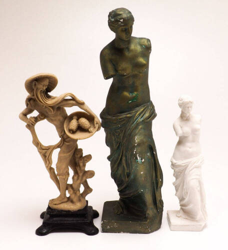 Lote 99 - ESCULTURAS - três esculturas, escultura de pescador oriental em marfinite, com 33 cm de altura, escultura de "Vénus de Milo" em massa branca, com 29 cm de altura, e escultura de "Vénus de Milo" em gesso com pintura decorativa a bronze, com 45 cm