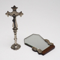 Lote 101 - DIVERSOS - (1) espelho de mesa remetente ao estilo arte deco, com revestimento em madeira, dim: 14x10 cm, (1) crucifixo com cristo em metal, dim: 21x7,5 cm. Nota: Sinais de uso