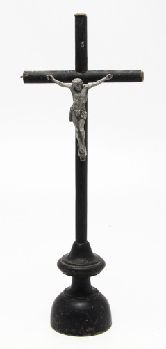 Lote 127 - CRUCIFIXO - crucifixo em madeira escurecida com Cristo em metal prateado, sobre base redonda. Dimensão: 35 cm de altura. Marcas de uso, orifícios de xilófagos