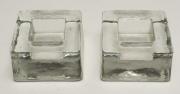 Lote 170 - PAR PORTA VELAS - Em vidro transparente e base quadrada, dim: 7x4 cm. Nota: Bom estado