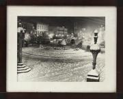 Lote 177 - FOTOGRAFIA - fotografia a preto e branco, motivo Praça, com moldura antiga em madeira. Dimensão: foto 28,5x38,5 cm, moldura 43,5x54 cm. Moldura com ligeiras marcas