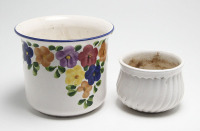 Lote 219 - PAR DE VASOS PARA FLORES - Em cerâmica branco. Dim:11x14 cm (vaso peq.). Vaso Secla pintado com motivos floreados. Este vaso encontra-se ligeiramente estalado. Dim:21x18 cm. Nota: Sinais de uso