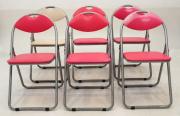 Lote 5 - CONJUNTO DE CADEIRAS - 6 cadeiras com estrutura em ferro tubular, com assento e encosto em napa cor de rosa. 1 das cadeiras está com a cor descolorada no assento. Dim: 78x38x39 cm. Nota: Sinais de desgaste.