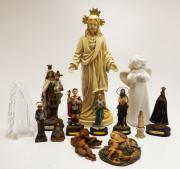 Lote 1 - CONJUNTO FIGURAS RELIGIOSAS - composto por 13 peças de diversos tamanhos e materiais, entre eles estão 4 anjos (1 deles em cerâmica), Sagrado Coração de Jesus, Stº. António, Nossa Sr.ª do Carmo, entre outros. Dim: 40 cmx15cm (maior) e 7x4 cm (menor). Nota: Sinais de uso