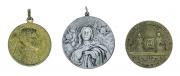 Lote 78 - MEDALHAS RELIGIOSAS EM BRONZE - Conjunto de 3 Medalhas, sendo uma com banho de Ouro alusiva a "Pius XII P.M. Amagni Jubilae". Dim: 37 a 40 mm