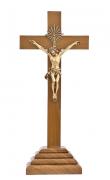 Lote 61 - CRUCIFIXO - Imagem de Cristo em metal dourado e Cruz em madeira. Dim: 53x23x7 cm (aprox.). Nota: sinais de armazenamento. Bem conservado