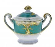 Lote 98 - AÇUCAREIRO EM PORCELANA ORIENTAL - Decoração vegetalista com dourados em campo azul turquesa e branco. Marca na base a decalque. Dim: 11 cm (aprox.). Nota: sinais de armazenamento. Bem conservado