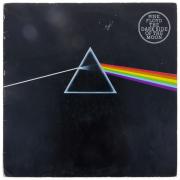 Lote 2 - THE DARK SIDE OF THE MOON, PINK FLOYD - LP, Album. Disco de vinil de 33 RPM. Portugal, 1973. Nota: sinais de uso. Não testado. Muito procurado. Encontram-se edições idênticas à venda por € 149. Consultar valor indicativo em https://www.discogs.com/sell/item/298457137