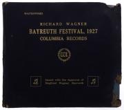 Lote 8 - BAYREUTH FESTIVAL, 1927 - COLUMBIA RECORDS, RICHARD WAGNER - 10 LP's (falta o vinil nº 5) - Masterworks, sehr gute Erhaltung der LP's. Nota: sinais de uso e de armazenamento. Álbum danificado. Não testados. Muito procurado e raro. Encontram-se edições completas idênticas à venda por € 113. Consultar valor indicativo em https://www.popsike.com/Richard-Wagner-Bayreuth-Festival-1927-Columbia-Records-/272627238515.html