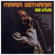 Lote 14 - MARIA BETHÂNIA AO VIVO - LP. Disco de vinil de 33 RPM. Brasil, 1970. Nota: sinais de uso. Capaparcialmente descolada. Não testado. Muito procurado e invulgar. Encontram-se edições idênticas à venda por € 45 (USD$ 53),conversão do dia. Consultar valor indicativo em http://www.brazilcult.com/lp-maria-bethania-ao-vivo-1970-bossa-nova-samba-brazil