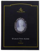 Lote 24 - CATÁLOGO DE PEÇAS VISTA ALEGRE - Levadas ao II Leilão Vista Alegre. Editora: Estar, Lisboa, 1998. 202 Págs. Dim: 27,5x22 cm. Encadernação cartonada. Profusamente ilustrado com centenas de peças e o seu valor estimado em Leilão. Cristais, Vidros, Porcelanas e Biscuit. Nota: sinais de manuseamento