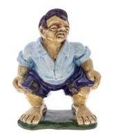 Lote 1017 - JOSÉ AUGUSTO (1932-2014), FIGURA HUMORÍSTICA - Original - Em cerâmica vidrada e policromada, assinada por incisão na base. Dim: 27,5x20,5x12,5 cm (aprox.). Nota: bem conservado. Zé Augusto foi um dos nomes mais conceituados entre os actuais ce